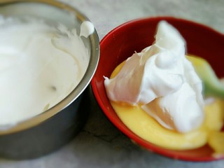 6、火龙果盒子蛋糕,取一部分蛋清入蛋黄中翻拌均匀之后，再倒入蛋白霜之内翻拌均匀