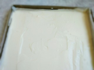 7、火龙果盒子蛋糕,蛋糕糊倒入方形烤盘，放入提前预热好的烤箱170度20分钟