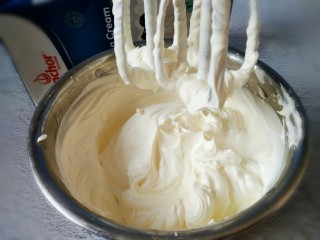 9、火龙果盒子蛋糕,中速打发到挺立的小尖角