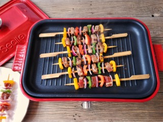 7、彩椒牛肉串,牛排锅或者平底锅先预热一下，然后放入穿好的肉串，大火煎一下，每个面都要煎到，封住肉里面的汁水，这样能使煎出来的肉串口感嫩滑多汁。