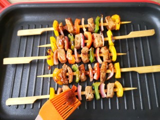 8、彩椒牛肉串,煎至外表变色后再根据个人口味刷一层牛排酱。