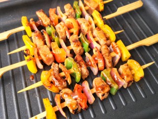 9、彩椒牛肉串,继续煎至牛排7-8成熟即可。