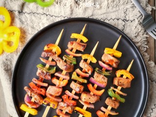 10、彩椒牛肉串,出锅装盘。