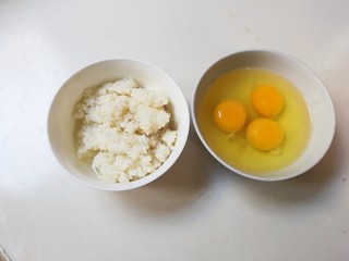 1、糖桂花酒酿蛋花,准备半碗酒酿，三个鸡蛋打入碗中