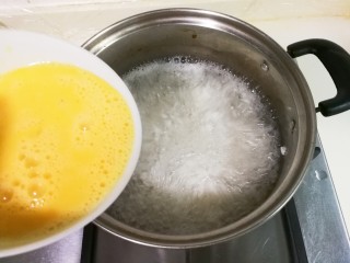 6、糖桂花酒酿蛋花,将蛋液慢慢淋入锅中