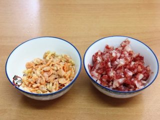 2、咸香粤式萝卜糕,虾米、腊肠分别用开水洗净,腊肠切成小粒待用