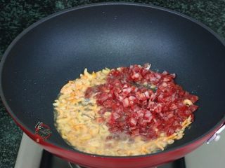 4、咸香粤式萝卜糕,烧热锅,倒入食用油,将虾米、腊肠煸炒香