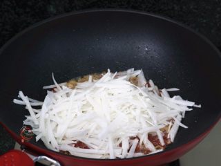 5、咸香粤式萝卜糕,倒入萝卜丝炒软