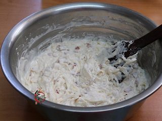 8、咸香粤式萝卜糕,再加上适量清水,调成稠稠的米浆,充分搅拌均匀