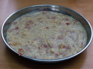 11、咸香粤式萝卜糕,放入蒸锅中,隔水大火蒸45分钟左右,蒸熟的萝卜糕取出稍稍放凉,用小餐刀在蒸盆四边划一圈,倒扣在砧板,轻松取出切块即可