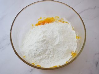 4、红糖酒酿南瓜小圆丸,加入糯米粉