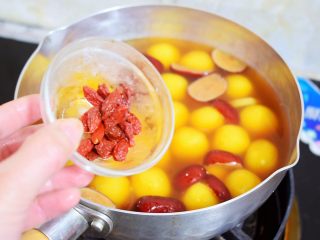 12、红糖酒酿南瓜小圆丸,等红糖融化后加入枸杞