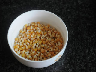 1、砂锅爆米花,超市有专门做爆米花的玉米,比我们平时熬粥的玉米粒稍微小点,大超市的杂粮柜一般都有的哦