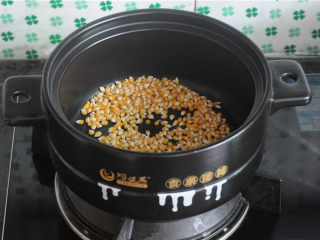 2、砂锅爆米花,把玉米粒放在砂锅里,开大火