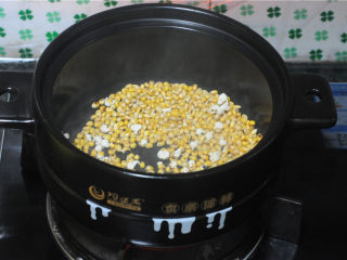 4、砂锅爆米花,当开始有玉米粒爆裂的时候,关火