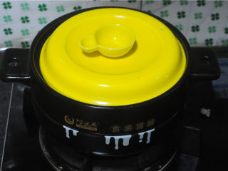 6、砂锅爆米花,招架不住的时候,将锅盖盖上,你会听到里面噼里啪啦的爆裂声