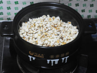 7、砂锅爆米花,等声音停止后,打开盖子,哇,一锅白乎乎香喷喷的爆米花出现啦!有点像变魔术的感觉哦。