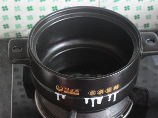 8、砂锅爆米花,爆米花舀出来,将黄油放进去,小火加热至融化