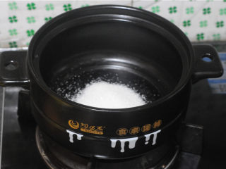 9、砂锅爆米花,倒入白糖,不停搅拌,直到白糖微微融化,关火,让余温将白糖完全融化