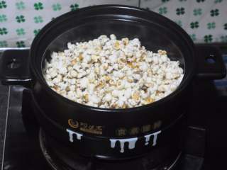 11、砂锅爆米花,翻拌均匀