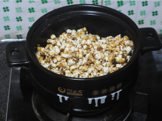 10、砂锅爆米花,倒入爆好的爆米花,快速搅拌,让爆米花均匀地裹上黄油糖浆