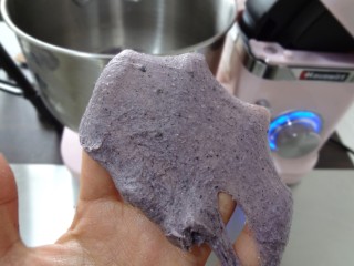 2、 黑米鸡蛋蔬菜汉堡,开始低速搅打成团,中速开始搅打出厚膜