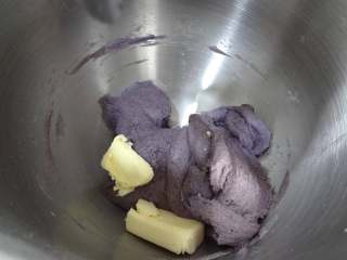 3、 黑米鸡蛋蔬菜汉堡,加入软化好的黄油继续低速搅打成团,转高速搅打