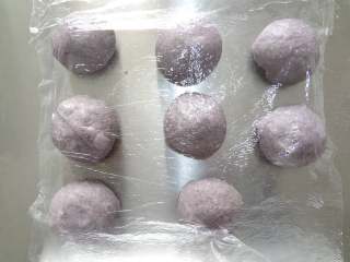 7、 黑米鸡蛋蔬菜汉堡,发酵完成后分成8等分盖上保鲜膜松弛15分钟