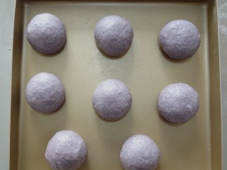 8、 黑米鸡蛋蔬菜汉堡,松弛结束后再次排气滚圆放入烤盘中开始二发,36度75%的湿度发酵