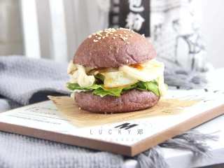 10、 黑米鸡蛋蔬菜汉堡,出炉晾凉后汉堡坯中间分割成两片,中间挤上沙拉酱放入生菜,番茄片,荷包蛋和榨菜,具体根据个人喜好来搭配哦!