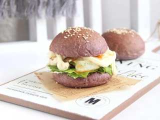 11、 黑米鸡蛋蔬菜汉堡,成品图