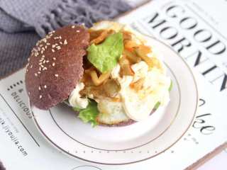 12、 黑米鸡蛋蔬菜汉堡,配上榨菜味道一绝