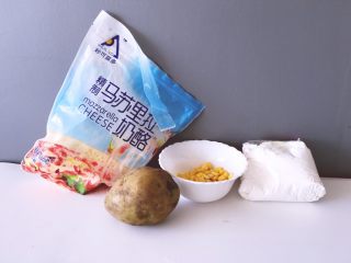 1、中式点心+土豆饼,将土豆玉米粒生粉马苏里拉奶酪准备好