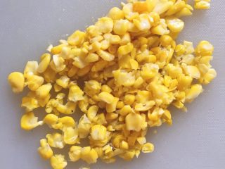 4、中式点心+土豆饼,将玉米粒切碎,尽量碎些