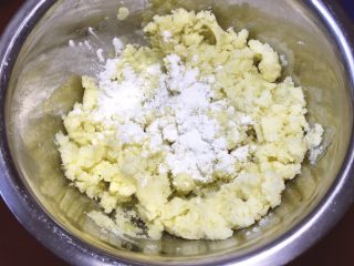 6、中式点心+土豆饼,将适量生粉放入土豆泥中搅拌均匀