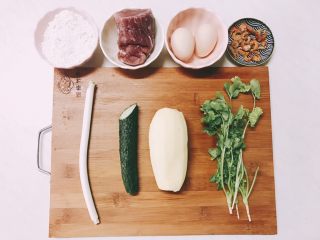 1、婕宝五色饼＋百合枸杞小米粥,准备五色饼所需食材