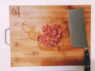 3、婕宝五色饼＋百合枸杞小米粥,将猪肉切成小丁