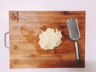 4、婕宝五色饼＋百合枸杞小米粥,用刨子将土豆刨丝