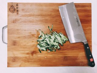 5、婕宝五色饼＋百合枸杞小米粥,黄瓜切丝