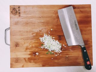 7、婕宝五色饼＋百合枸杞小米粥,大葱切碎