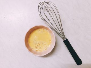 8、婕宝五色饼＋百合枸杞小米粥,鸡蛋打散