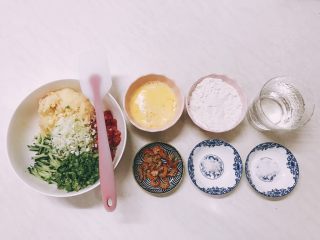 9、婕宝五色饼＋百合枸杞小米粥,将上述切好的食材及剩余食材到在一起搅拌