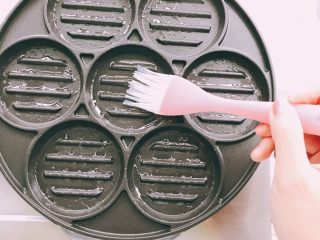 11、婕宝五色饼＋百合枸杞小米粥,将不粘锅预热、表面刷上少许油