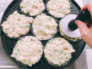 12、婕宝五色饼＋百合枸杞小米粥,将搅拌均匀的食材倒入锅中，用压盘轻按摊平