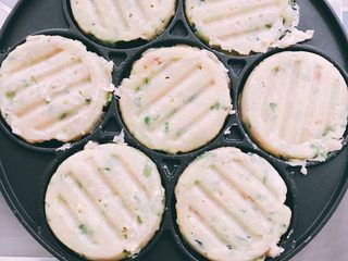 13、婕宝五色饼＋百合枸杞小米粥,待一面凝固后翻面，反复操作，直至双面金黄即可出锅