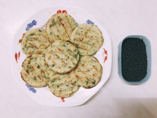 14、婕宝五色饼＋百合枸杞小米粥,出锅后装盘撒上少许黑芝麻提香