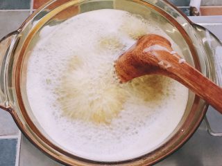 16、婕宝五色饼＋百合枸杞小米粥,将小米及百合放入锅中煮粥