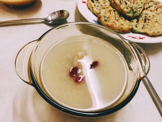 17、婕宝五色饼＋百合枸杞小米粥,煮好后撒上枸杞即可