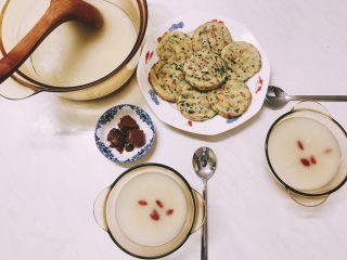 19、婕宝五色饼＋百合枸杞小米粥,完美的晚餐就可以开动了