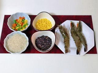 1、黑米红豆粥,准备食材，量可以根据个人胃口增加。